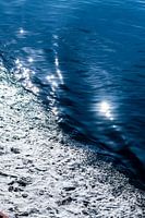 In het blauw. Boottocht op de Baltische Zee met heldere zee en zonneschijn