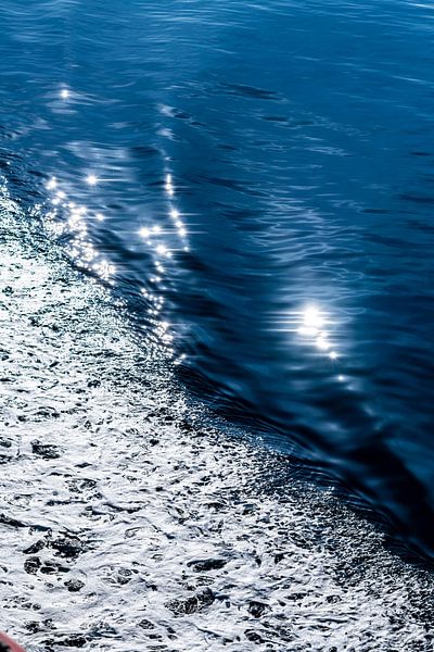 Into the Blue (dans le bleu). Voyage en ferry sur la mer Baltique avec une mer miroitante et du soleil par Christoph Jirjahlke