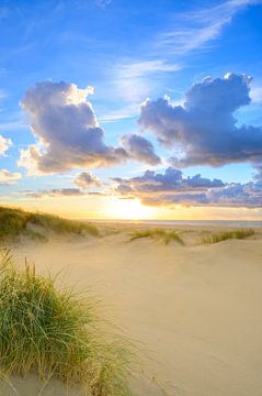 Zonsondergang op het strand van Texel met zandduinen op de voorgrond van Sjoerd van der Wal