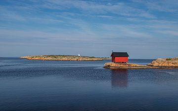 Rotes Bootshaus in Norwegen von Connie de Graaf