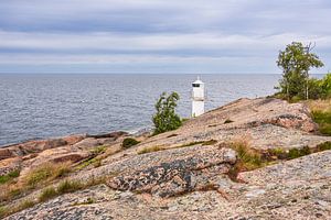 Ostseeküste mit Leuchtturm auf der Insel Blå Jungfrun