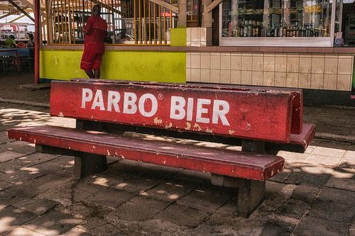 Parbo-Bär-Werbung auf einer Bar in Surinam von Patricia Hofmeester