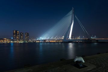 Rotterdam: de Erasmusbrug bij nacht van Erik Brons