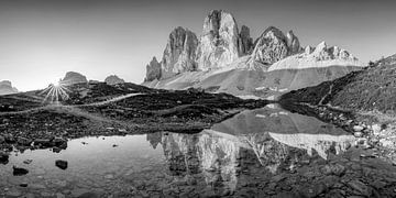 Zonsopgang op de drie toppen in de Dolomieten in zwart-wit van Manfred Voss, Schwarz-weiss Fotografie