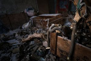 Gasmaskers in Pripyat - Chernobyl. van Roman Robroek - Foto's van Verlaten Gebouwen