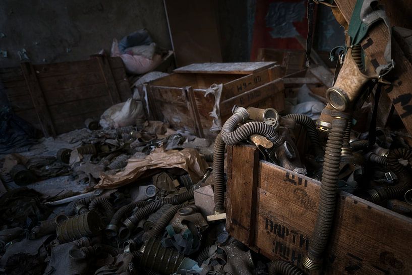 Gasmasken in Pripyat - Tschernobyl. von Roman Robroek – Fotos verlassener Gebäude