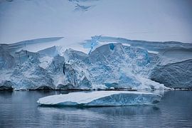 Klein im Vergleich zu den Klippen von Frank's Awesome Travels