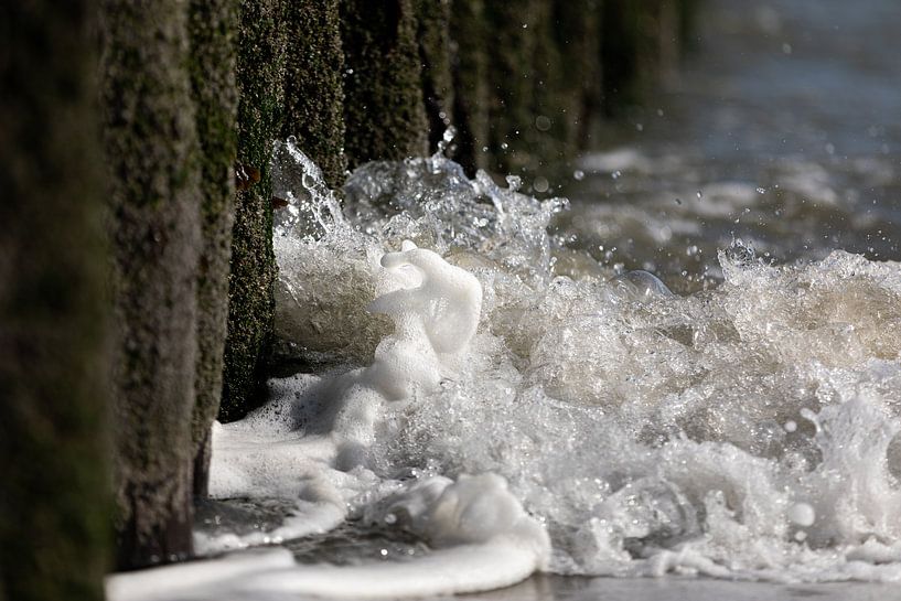 Wave breaks on pilings 5 by Percy's fotografie