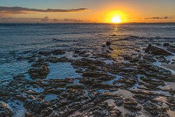 Schöner Sonnenuntergang am Strand Farol da Barra in Salvador von Castro Sanderson