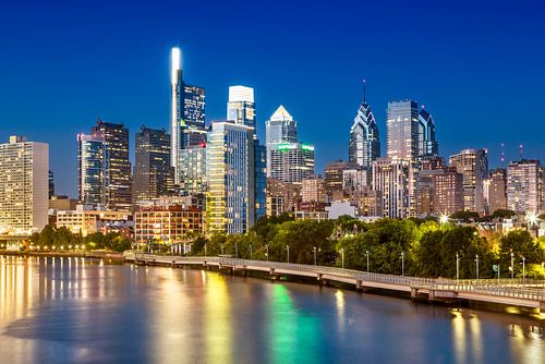 Uitzicht op het centrum van Philadelphia vanaf de South Street Bridge