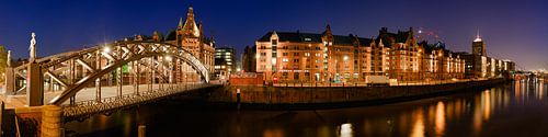 Hamburg Speicherstadt in de avond.