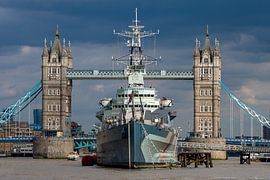 Tower Bridge & HMS Belfast, cruising the Thames by Berend Groeneveld