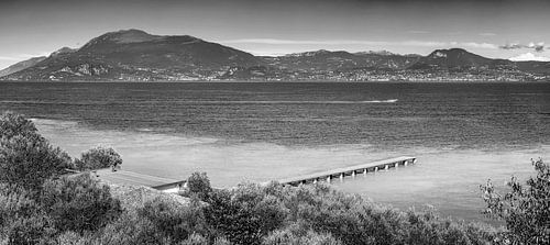 La plage de Sirmione en noir et blanc sur Manfred Voss, Photographie Noir et Blanc