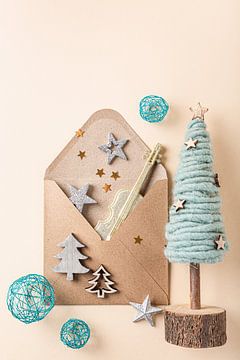 Kerst kaart met een bruine envelop, decoratieve kerstboom en andere winterdecoratie van Iryna Melnyk
