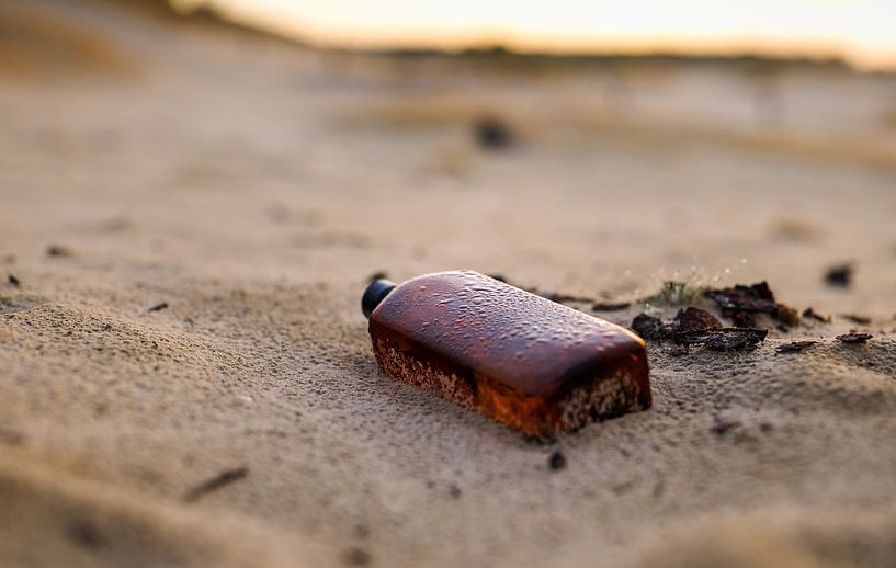 Glasflasche mit Tautropfen: Magische Reflektionen auf einer Sandverwehung bei Sonnenaufgang von Hevonax Photography