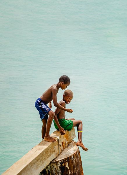 Enfants sur la jetée de Santa-Maria pêchant sur l'ancienne jetée par Benjamien t'Kindt