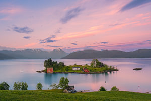 Sonnenaufgang in Omaholmen, Hardangerfjord, Vestland, Norwegen