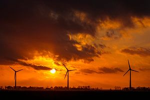 Windkraftanlagen in einem farbenfrohen Herbstsonnenuntergang mit Sonnenlicht hinter den Wolken von Sjoerd van der Wal Fotografie