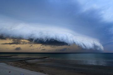 uiterst zeldzame shelfcloud over de Noordzee