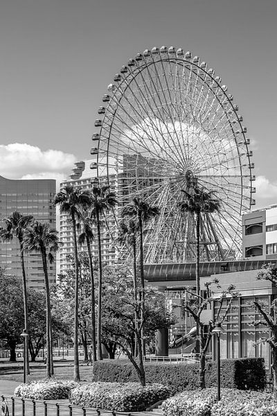 Ferris Wheel and Yokohama Skyline | monochrom by Melanie Viola