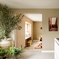 Klantfoto: Aardewerk in aardetinten | Ourika Marrakech Marokko | Stilleven fotografie (gezien bij vtwonen) van Raisa Zwart Reisfotografie Prints, op HD Metal