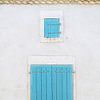 Volets bleus d'une maison en France sur Corinne Welp