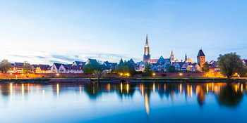 Skyline von Ulm an der Donau am Abend