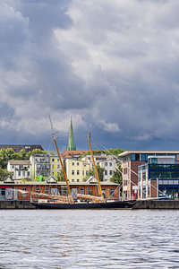Blick über den Fluss Warnow auf die Hansestadt Rostock