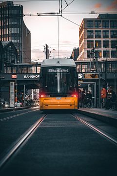 Straßenbahn Berlin Straßenfotografie Sonnenuntergang von Bastian Otto
