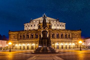 Theaterplatz Dresden met het Semper Operahuis bij nacht van Michel Lask