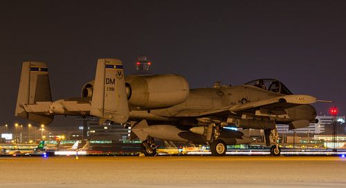 Le Fairchild Republic A-10 Thunderbolt II (Warthog) passe la nuit à Schiphol-East.