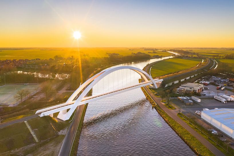Zonsondergang boven de Bert Swartbrug van Droninger