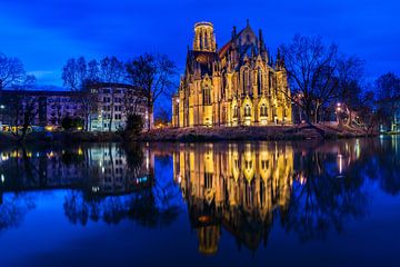 Duitsland, kathedraal binnenstad stuttgart feuersee weerspiegeld in water van adventure-photos