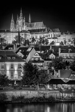 Château de Prague et cathédrale Saint-Guy de nuit - monochrome sur Melanie Viola