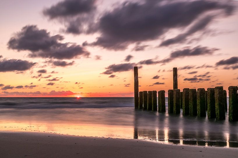 Zonsondergang aan de Nederlandse kust  van Nick Janssens