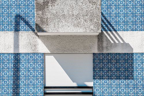 Lichtspel in blauw - moderne azulejos in het Portugese zonlicht