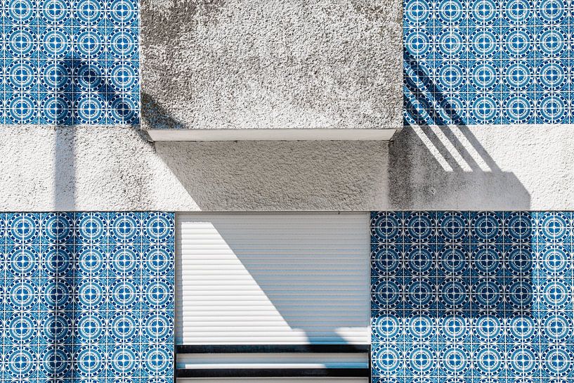 Lichtspiele in Blau – Moderne Azulejos im Sonnenlicht Portugals von NZME Photography