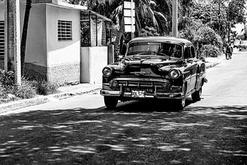 Cubaanse auto met kenteken BDL 575 in het straatbeeld (zwart wit)