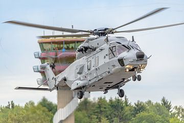 Zweedse NH-90 helikopter gaat landen. van Jaap van den Berg