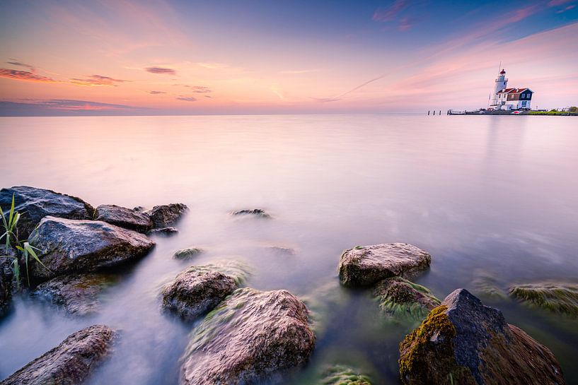 Das Pferd von Marken (Leuchtturm) kurz vor einem schönen Sonnenaufgang von Fotografiecor .nl