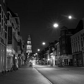 Nieuwe Ebbinge & Martinitoren bij nacht (Zwart-Wit)
