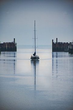 Sailing into home port by Rudi Everaert