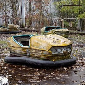 Een botsauto op de kermis van Pripyat van Tim Vlielander