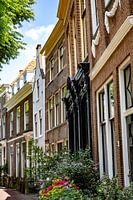 Fassaden der Hooglandse Kerkgracht Leiden schwarz und weiß