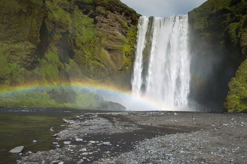 Skogafoss Wasserfall mit Regenbogen in Island von Menno Schaefer