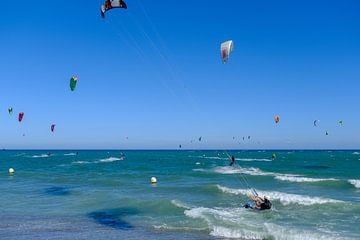 Kitesurfen im Mittelmeer von Peter Laarakker