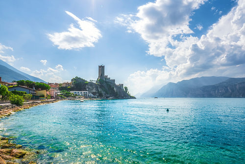 Die Uferpromenade von Malcesine und die Burg Scaligero am Gardasee, Italien von Stefano Orazzini