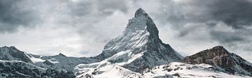 Panoramisch uitzicht Matterhorn voor een bewolkte hemel van Besa Art