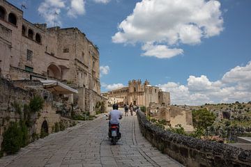 Weg met brommer rond centrum van Matera, Italie van Joost Adriaanse