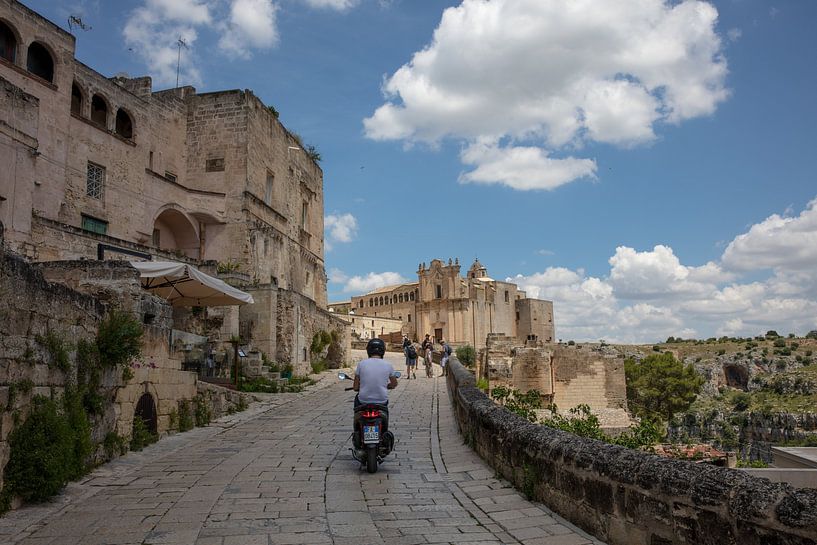 Straße mit Moped im Zentrum von Matera, Italien von Joost Adriaanse
